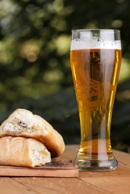 Bir bardak lor açık havada Yunan pasta ile hafif bira