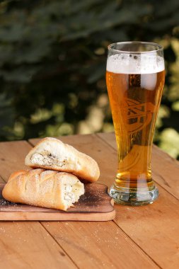 Bir bardak lor açık havada Yunan pasta ile hafif bira