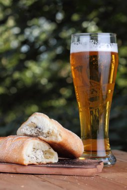 Bir bardak lor açık havada Yunan pasta ile hafif bira