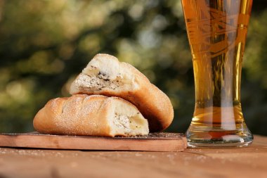 Bir bardak lor açık havada Yunan pasta ile hafif bira