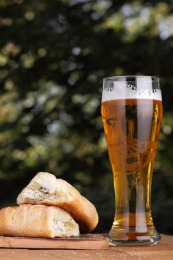 Bir bardak lor açık havada Yunan pasta ile hafif bira