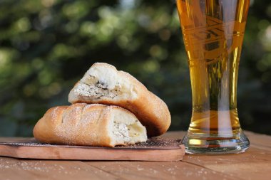 Bir bardak lor açık havada Yunan pasta ile hafif bira