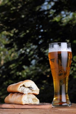 Bir bardak lor açık havada Yunan pasta ile hafif bira