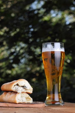 Bir bardak lor açık havada Yunan pasta ile hafif bira