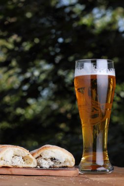 Bir bardak lor açık havada Yunan pasta ile hafif bira