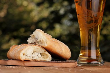 Bir bardak lor açık havada Yunan pasta ile hafif bira