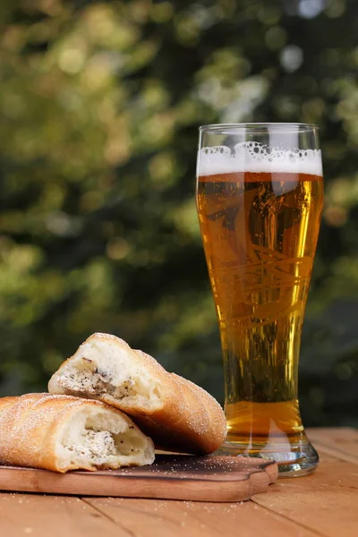 Bir bardak lor açık havada Yunan pasta ile hafif bira