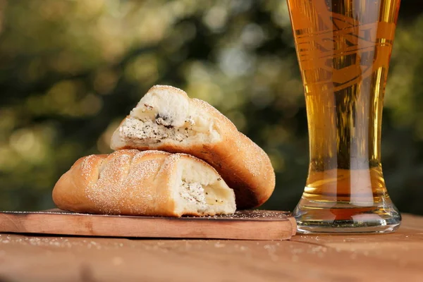 Bir bardak lor açık havada Yunan pasta ile hafif bira