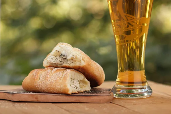 Bir bardak lor açık havada Yunan pasta ile hafif bira