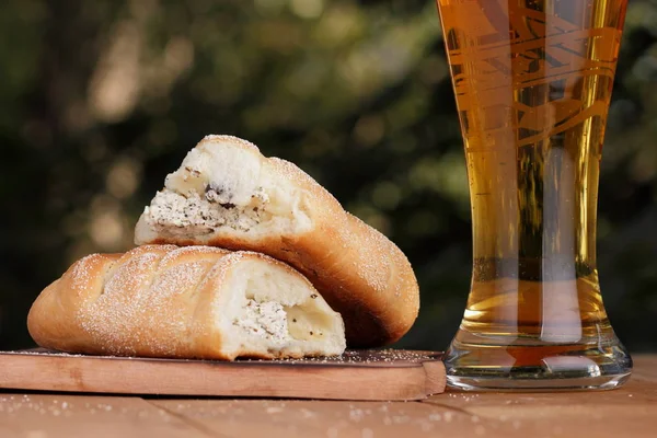 Bir bardak lor açık havada Yunan pasta ile hafif bira