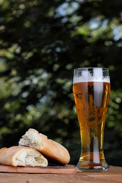 Bir bardak lor açık havada Yunan pasta ile hafif bira