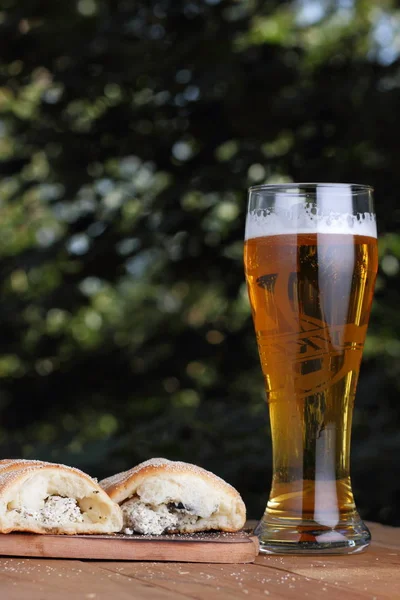 Bir bardak lor açık havada Yunan pasta ile hafif bira