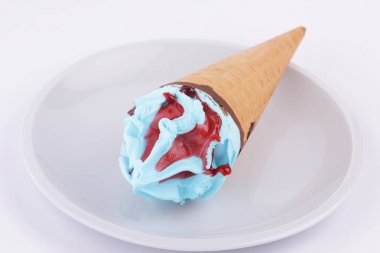 Dondurma waffle Kupası mavi doldurma ve tasarımcı için beyaz bir plaka üzerinde kırmızı reçel ile