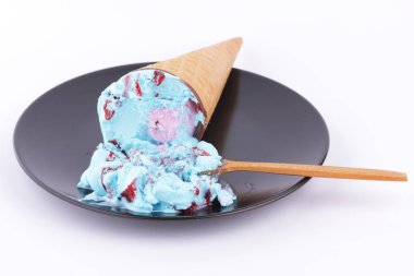 Dondurma waffle Kupası ile bir çok renkli dolgu ve bir tahta kaşıkla siyah bir plaka üzerinde kırmızı reçel Tasarımcısı