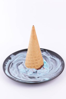 Dondurma waffle Kupası ile bir çok renkli dolgu ve bir tahta kaşıkla siyah bir plaka üzerinde kırmızı reçel Tasarımcısı