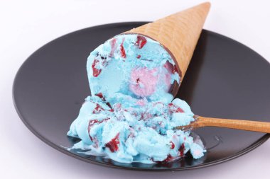 Dondurma waffle Kupası ile bir çok renkli dolgu ve bir tahta kaşıkla siyah bir plaka üzerinde kırmızı reçel Tasarımcısı