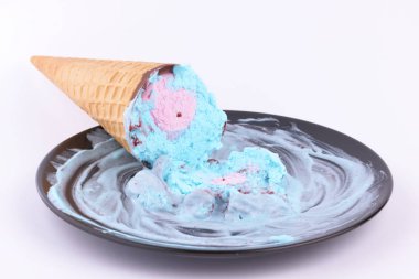 Dondurma waffle Kupası ile bir çok renkli dolgu ve bir tahta kaşıkla siyah bir plaka üzerinde kırmızı reçel Tasarımcısı