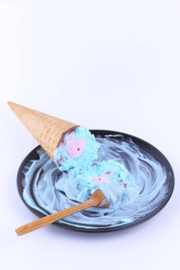 Dondurma waffle Kupası ile bir çok renkli dolgu ve bir tahta kaşıkla siyah bir plaka üzerinde kırmızı reçel Tasarımcısı