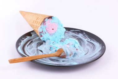 Dondurma waffle Kupası ile bir çok renkli dolgu ve bir tahta kaşıkla siyah bir plaka üzerinde kırmızı reçel Tasarımcısı