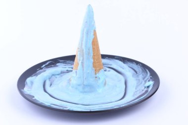 Dondurma waffle Kupası ile bir çok renkli dolgu ve bir tahta kaşıkla siyah bir plaka üzerinde kırmızı reçel Tasarımcısı