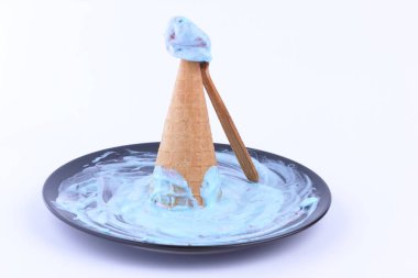 Dondurma waffle Kupası ile bir çok renkli dolgu ve bir tahta kaşıkla siyah bir plaka üzerinde kırmızı reçel Tasarımcısı