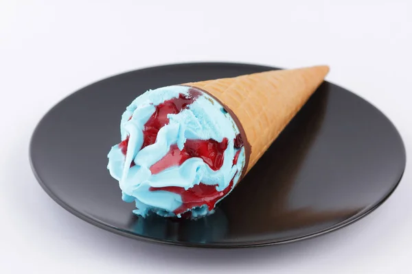 色とりどりの充填とデザイナーの木のスプーンで黒のプレートに赤いジャム ワッフル カップのアイスクリーム — ストック写真