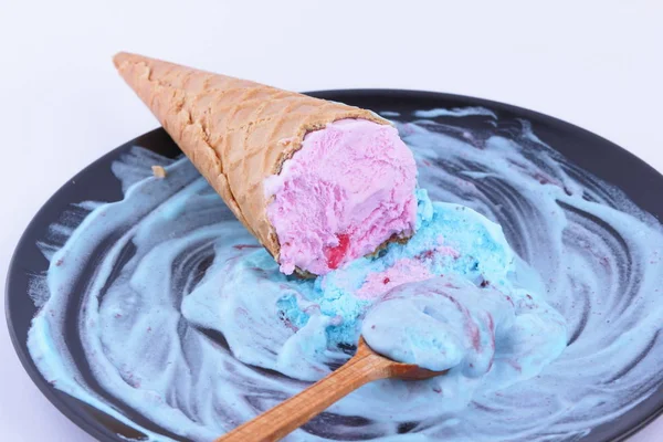 Dondurma waffle Kupası ile bir çok renkli dolgu ve bir tahta kaşıkla siyah bir plaka üzerinde kırmızı reçel Tasarımcısı