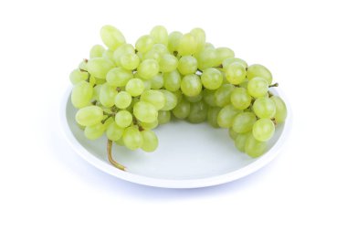 Minimalizm tarzı bir plaka üzerinde beyaz zemin üzerine Yeşil üzüm