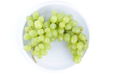 Minimalizm tarzı bir plaka üzerinde beyaz zemin üzerine Yeşil üzüm