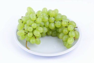 Minimalizm tarzı bir plaka üzerinde beyaz zemin üzerine Yeşil üzüm