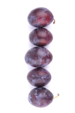 Ambalaj tasarımı için beyaz bir arka plan üzerinde büyük olgun Erik