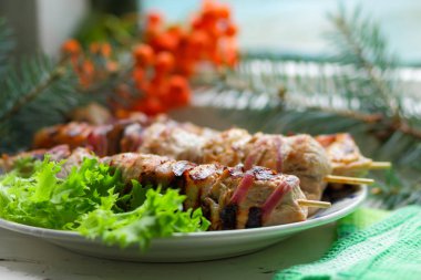 Domuz eti şiş kebap çam dalları, rowan ve yeşil yaprak marul ile tasarımcı için Noel yemeği için ızgarada pişmiş