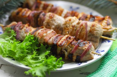 Domuz eti şiş kebap çam dalları, rowan ve yeşil yaprak marul ile tasarımcı için Noel yemeği için ızgarada pişmiş