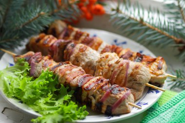 Domuz eti şiş kebap çam dalları, rowan ve yeşil yaprak marul ile tasarımcı için Noel yemeği için ızgarada pişmiş