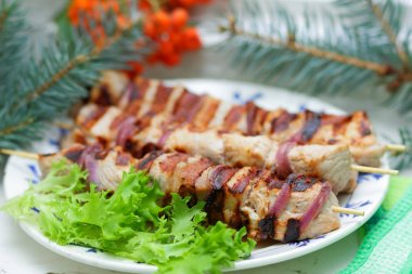 Domuz eti şiş kebap çam dalları, rowan ve yeşil yaprak marul ile tasarımcı için Noel yemeği için ızgarada pişmiş