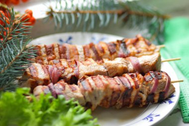 Domuz eti şiş kebap çam dalları, rowan ve yeşil yaprak marul ile tasarımcı için Noel yemeği için ızgarada pişmiş