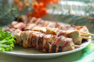 Domuz eti şiş kebap çam dalları, rowan ve yeşil yaprak marul ile tasarımcı için Noel yemeği için ızgarada pişmiş
