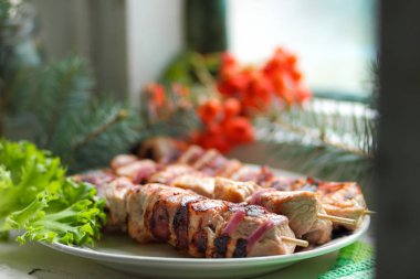 Domuz eti şiş kebap çam dalları, rowan ve yeşil yaprak marul ile tasarımcı için Noel yemeği için ızgarada pişmiş