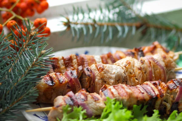 Domuz eti şiş kebap çam dalları, rowan ve yeşil yaprak marul ile tasarımcı için Noel yemeği için ızgarada pişmiş