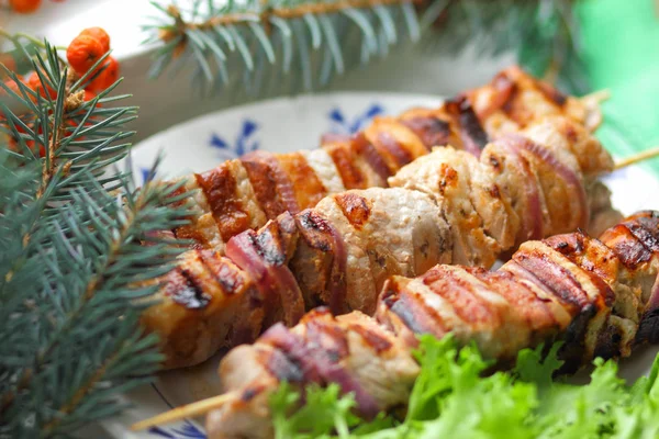 Domuz eti şiş kebap çam dalları, rowan ve yeşil yaprak marul ile tasarımcı için Noel yemeği için ızgarada pişmiş