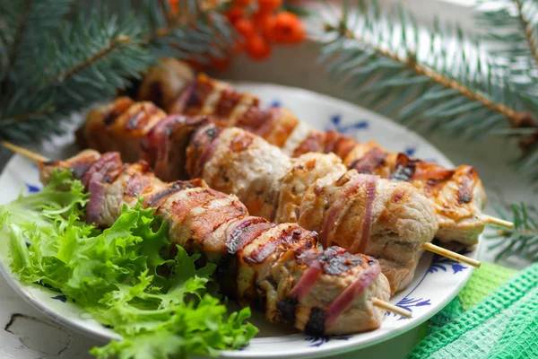 Domuz eti şiş kebap çam dalları, rowan ve yeşil yaprak marul ile tasarımcı için Noel yemeği için ızgarada pişmiş