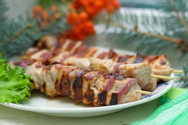 Domuz eti şiş kebap çam dalları, rowan ve yeşil yaprak marul ile tasarımcı için Noel yemeği için ızgarada pişmiş