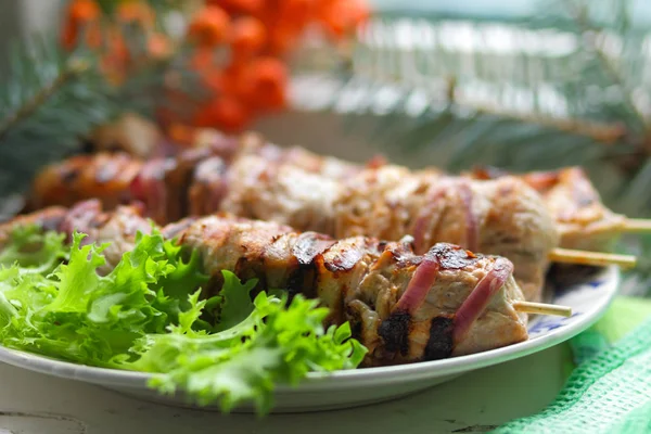 Domuz eti şiş kebap çam dalları, rowan ve yeşil yaprak marul ile tasarımcı için Noel yemeği için ızgarada pişmiş