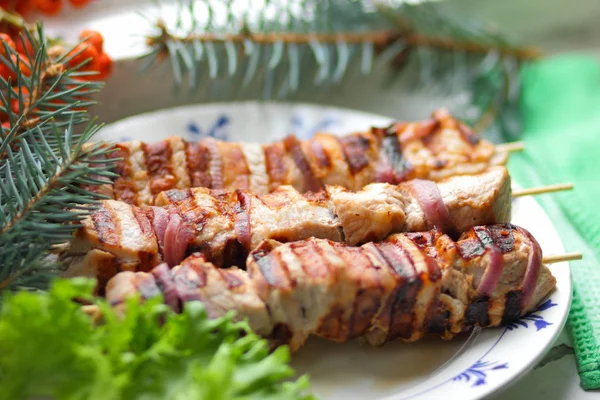 Domuz eti şiş kebap çam dalları, rowan ve yeşil yaprak marul ile tasarımcı için Noel yemeği için ızgarada pişmiş