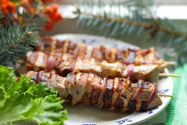Domuz eti şiş kebap çam dalları, rowan ve yeşil yaprak marul ile tasarımcı için Noel yemeği için ızgarada pişmiş