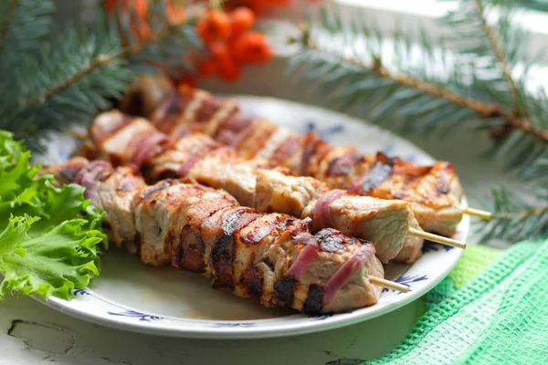 Domuz eti şiş kebap çam dalları, rowan ve yeşil yaprak marul ile tasarımcı için Noel yemeği için ızgarada pişmiş