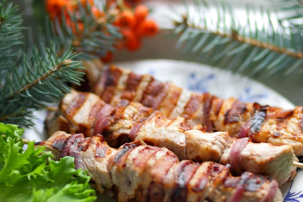 Domuz eti şiş kebap çam dalları, rowan ve yeşil yaprak marul ile tasarımcı için Noel yemeği için ızgarada pişmiş