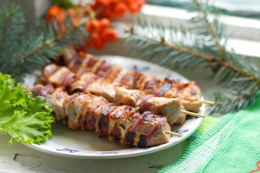 Domuz eti şiş kebap çam dalları, rowan ve yeşil yaprak marul ile tasarımcı için Noel yemeği için ızgarada pişmiş
