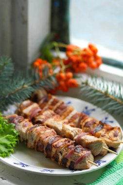Domuz eti şiş kebap çam dalları, rowan ve yeşil yaprak marul ile tasarımcı için Noel yemeği için ızgarada pişmiş