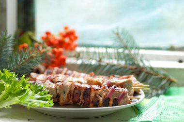 Domuz eti şiş kebap çam dalları, rowan ve yeşil yaprak marul ile tasarımcı için Noel yemeği için ızgarada pişmiş